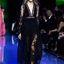 Vestido largo negro con abertura frontal de la colección de primavera/verano 2016 de Elie Saab en París Fashion Week