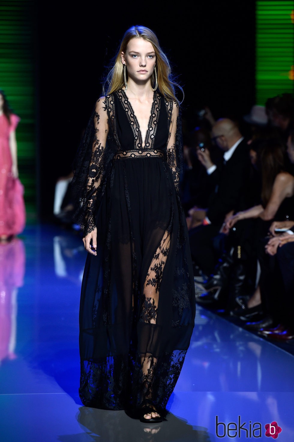 Vestido largo negro con abertura frontal de la colección de primavera/verano 2016 de Elie Saab en París Fashion Week
