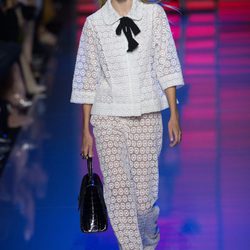 Chaqueta y pantalón blancos de la colección de primavera/verano 2016 de Elie Saab en París Fashion Week