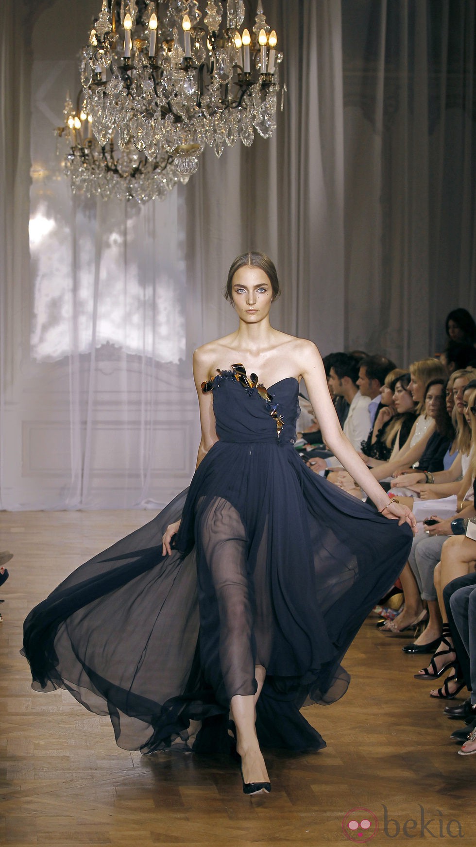 Vestido azul marino de la colección primavera/verano 2012 de Nina Ricci en París