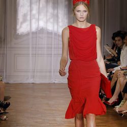 Vestido rojo de la colección primavera/verano 2012 de Nina Ricci en París