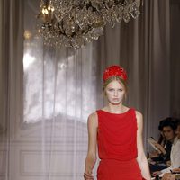 Vestido rojo de la colección primavera/verano 2012 de Nina Ricci en París
