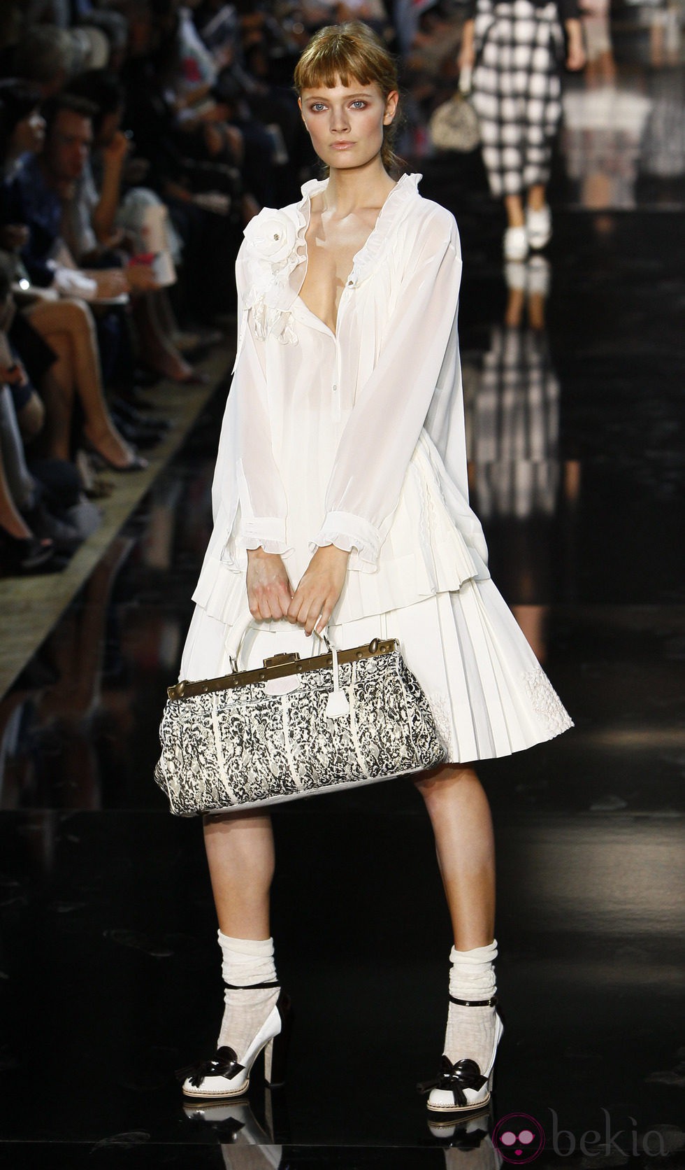 Blusa y falda en blanco con complementos, de John Galliano, colección primavera 2012