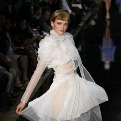 Vestido tableado en seda blanca, de John Galliano, colección primavera 2012