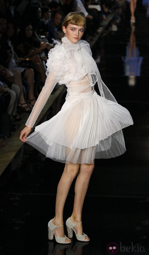Vestido tableado en seda blanca, de John Galliano, colección primavera 2012