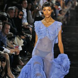 Vestido azul con transparencias, de John Galliano, colección primavera 2012