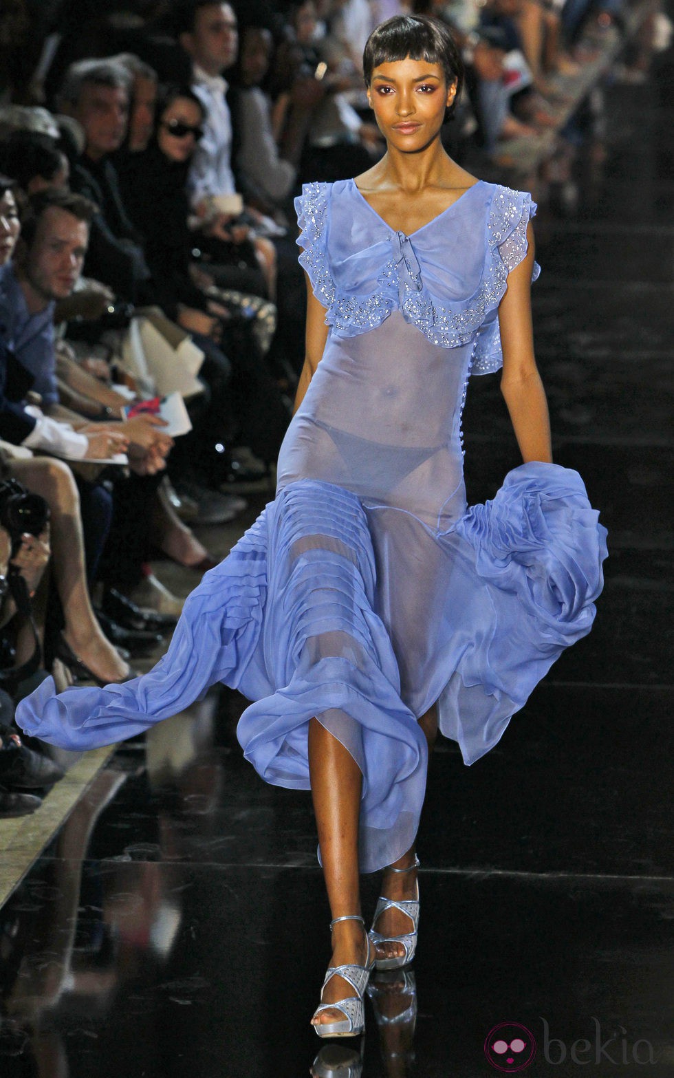 Vestido azul con transparencias, de John Galliano, colección primavera 2012