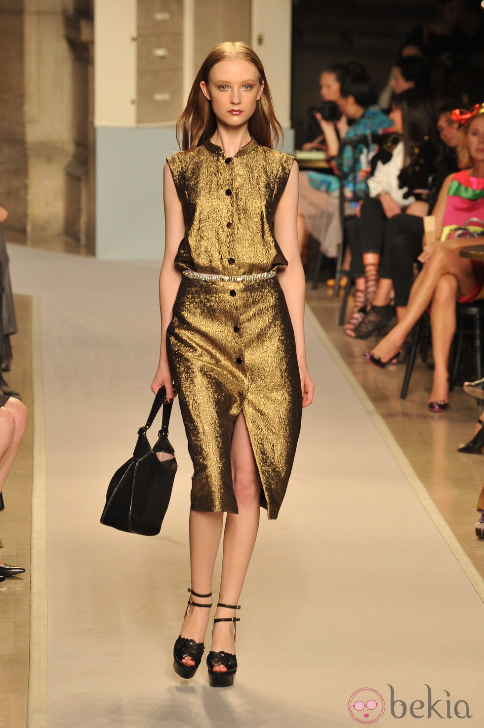 Vestido dorado con corte a la rodilla y cinturón de strass, de Loewe, colección primavera 2012
