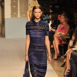 Vestido azul klein de líneas horiontales, de Loewe, primavera 2012