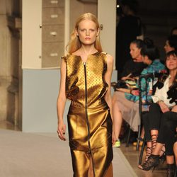 Vestido sin mangas dorado, de Loewe, colección primavera 2012