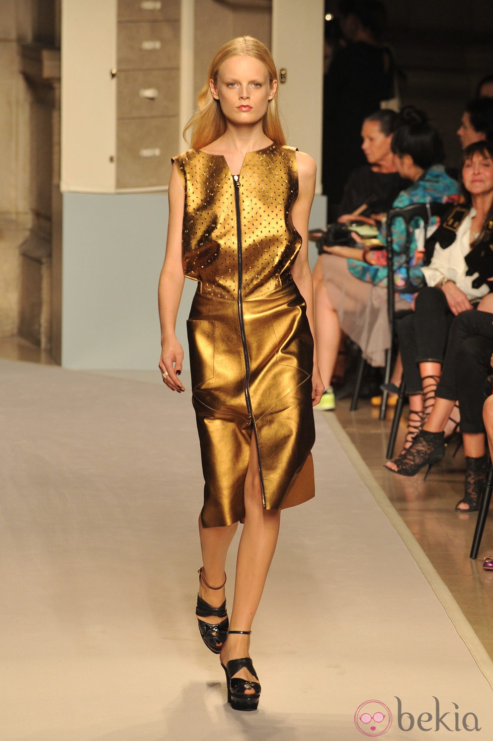 Vestido sin mangas dorado, de Loewe, colección primavera 2012