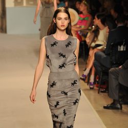 Vestido gris con estampado de salamandras, de Loewe, colección primavera 2012