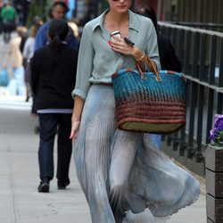 Olivia Palermo con maxi falda plisada en Nueva York