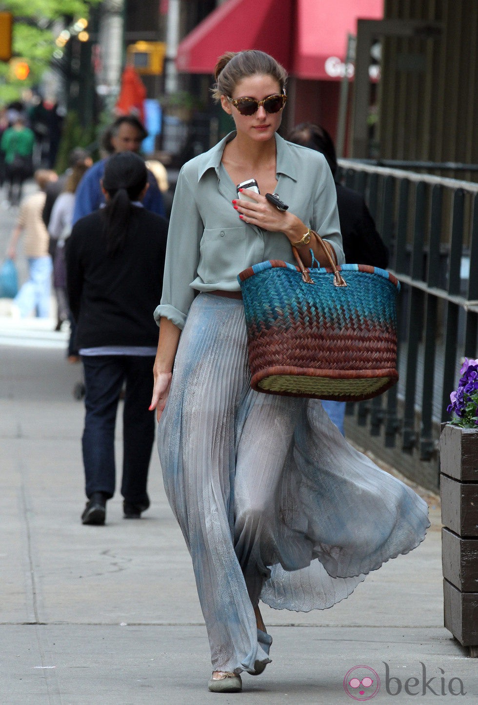 Olivia Palermo con maxi falda plisada en Nueva York