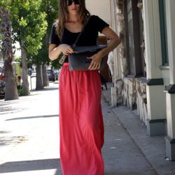 Rachel Bilson con maxi falda en tono coral