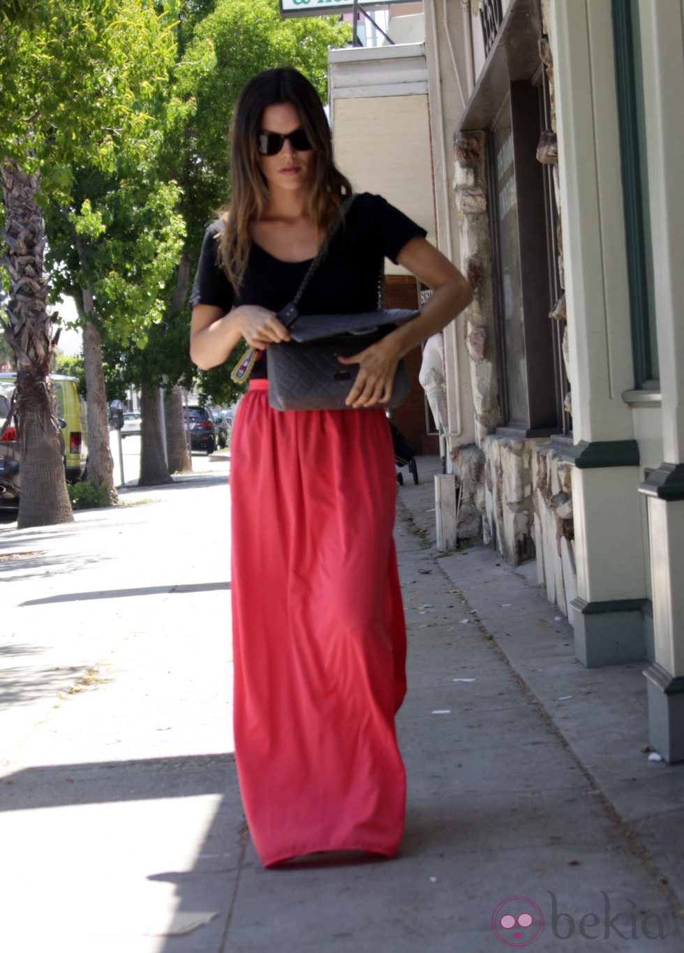 Rachel Bilson con maxi falda en tono coral