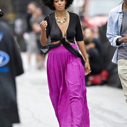 Solange Knowles con maxi falda rosa plisada