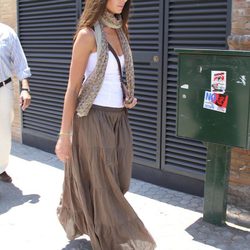 Eva González con maxi falda marrón y camiseta blanca