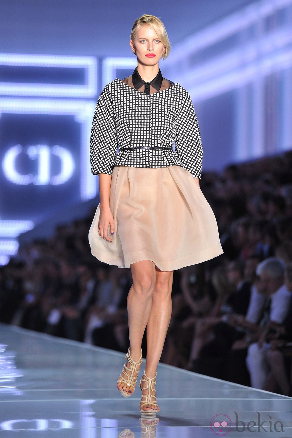 Karolina Kurkova desfilando para Christian Dior en la semana de la moda de París