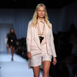 Karolina Kurkova desfilando para Christian Dior