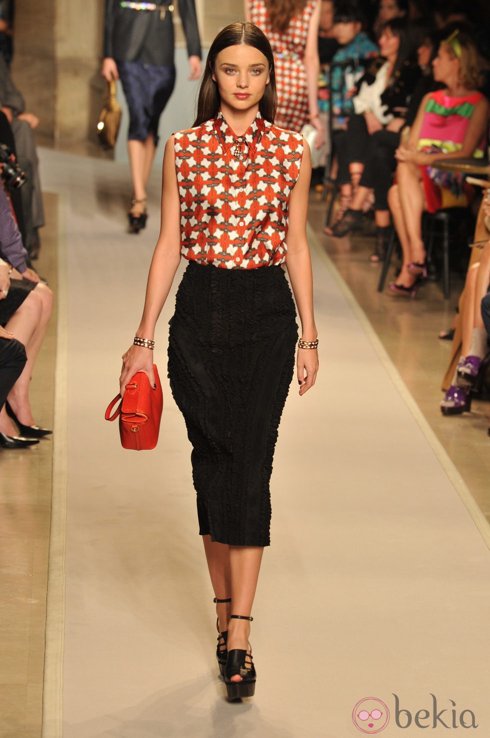 Miranda Kerr desfila para Stuart Webers en la semana de la moda de París
