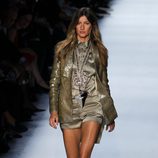 Gisele Bundchen desfila para Givenchy en la semana de la moda de París