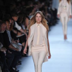 Natalia Vodianova desfila para Givenchy en la semana de la moda de París