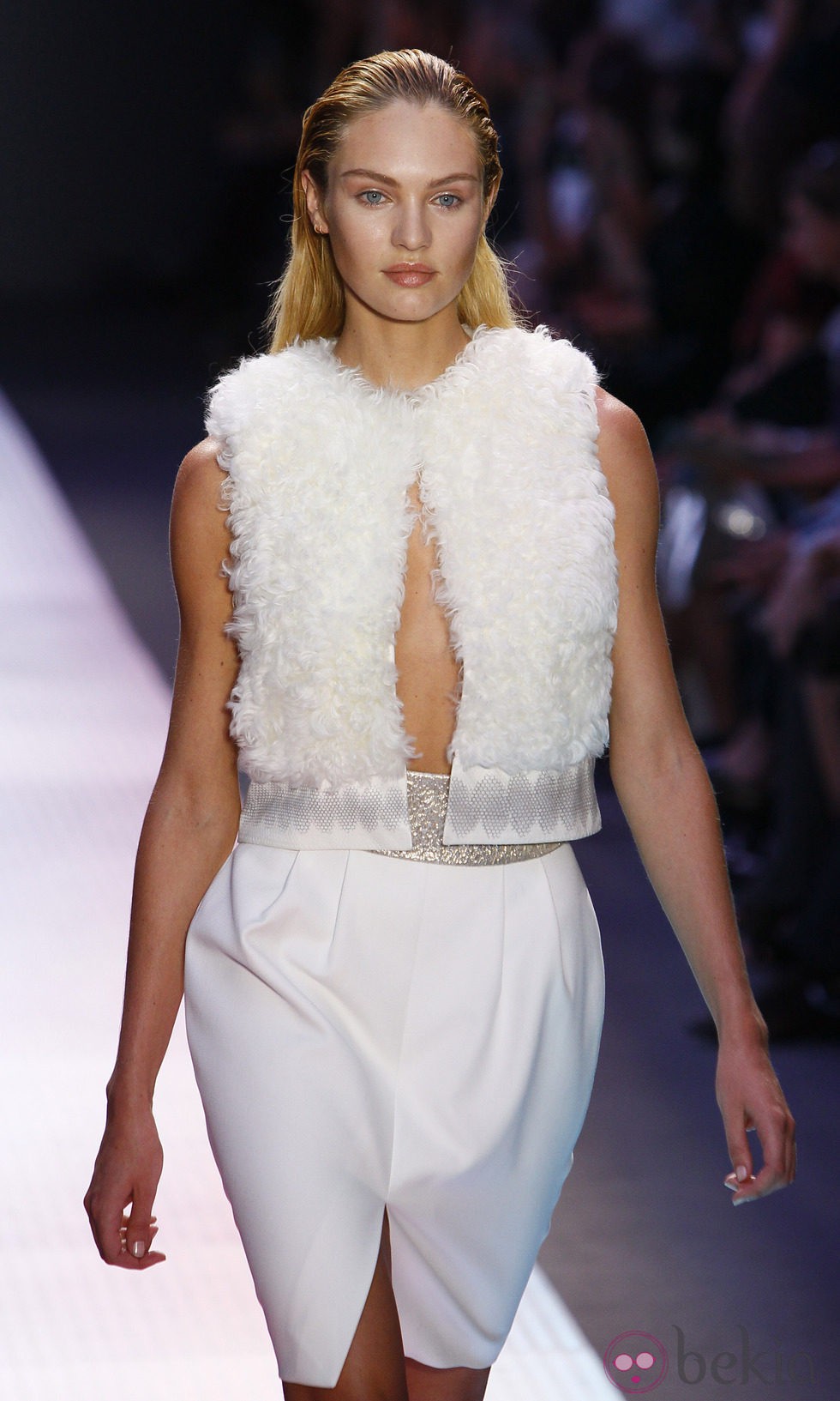 Candice Swanepoel desfila para Giambattista Valli en la semana de la moda de París
