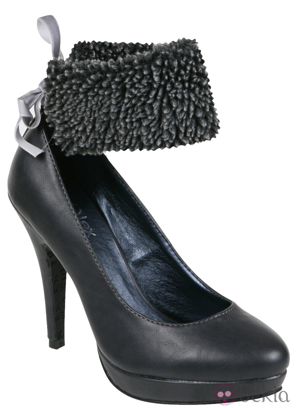Zapato de salón gris con pulsera de borrego de la colección otoño/invierno 2011/2012 de Alex Silva