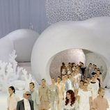 Cierre del desfile de Chanel en París, colección primavera 2012