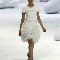 Vestido de manga corta con detalles de pedrería, de Chanel, colección primavera 2012