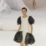 Minivestido blanco y negro con perlas en la cintura, de Chanel, colección primavera 2012