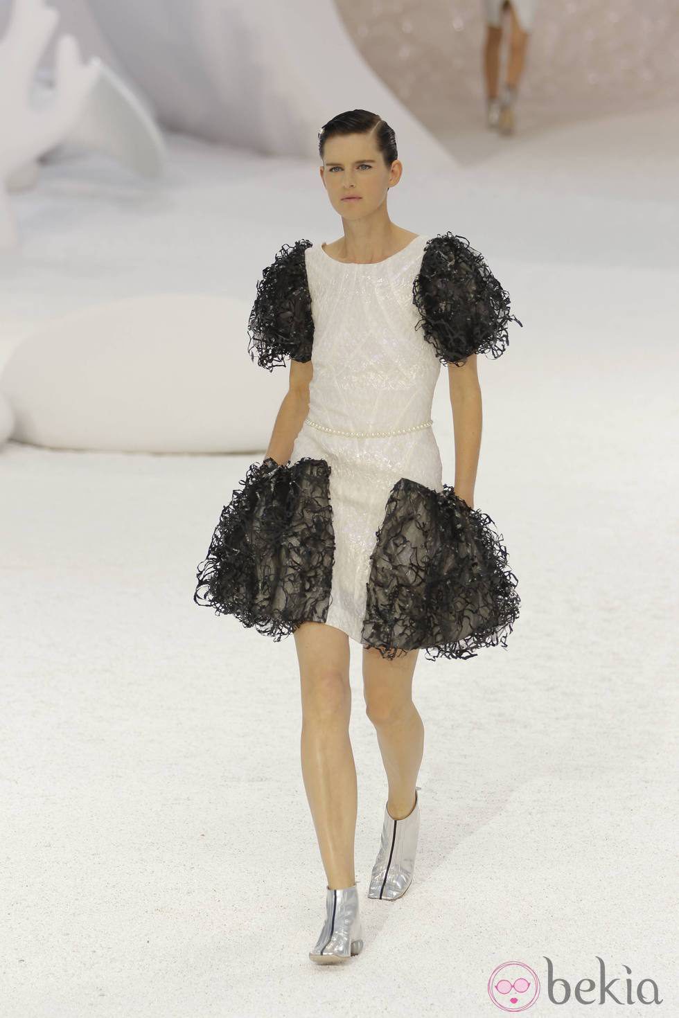 Minivestido blanco y negro con perlas en la cintura, de Chanel, colección primavera 2012