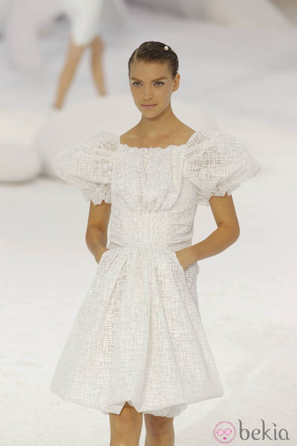 Vestido rodillero blanco, de Chanel, colección primavera 2012