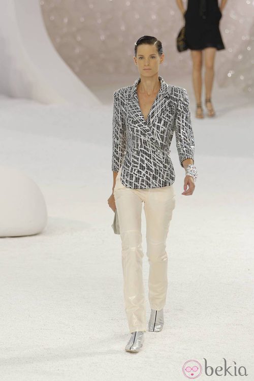 Traje chaqueta y pantalón, de Chanel, colección primavera 2012