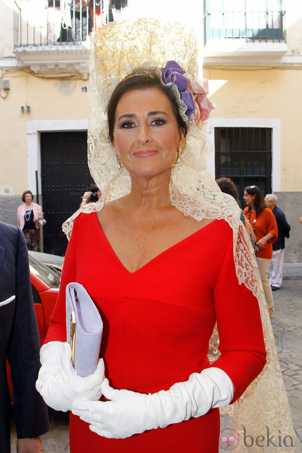 Looks Boda Duquesa de Alba: Primer plano de la madrina Carmen Tello
