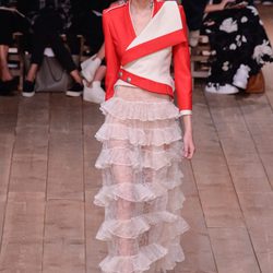 Chaqueta asimétrica y falda de volantes de la nueva colección primavera/verano 2016 de Alexander McQueen en Paris Fashion Week