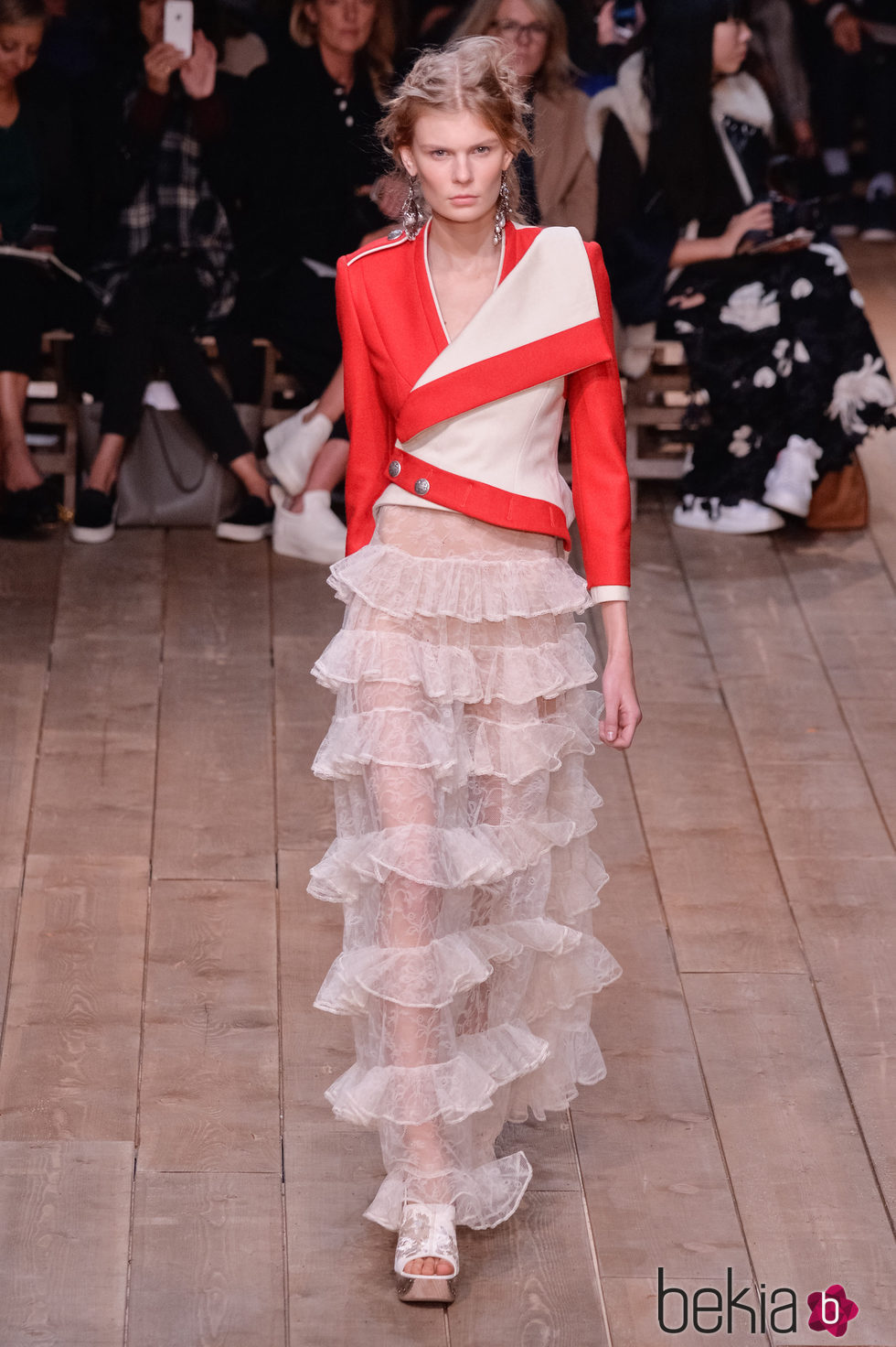 Chaqueta asimétrica y falda de volantes de la nueva colección primavera/verano 2016 de Alexander McQueen en Paris Fashion Week