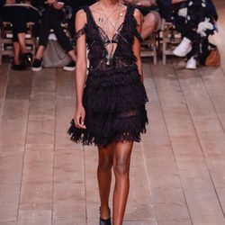 Vestido negro escotado de la nueva colección primavera/verano 2016 de Alexander McQueen en Paris Fashion Week