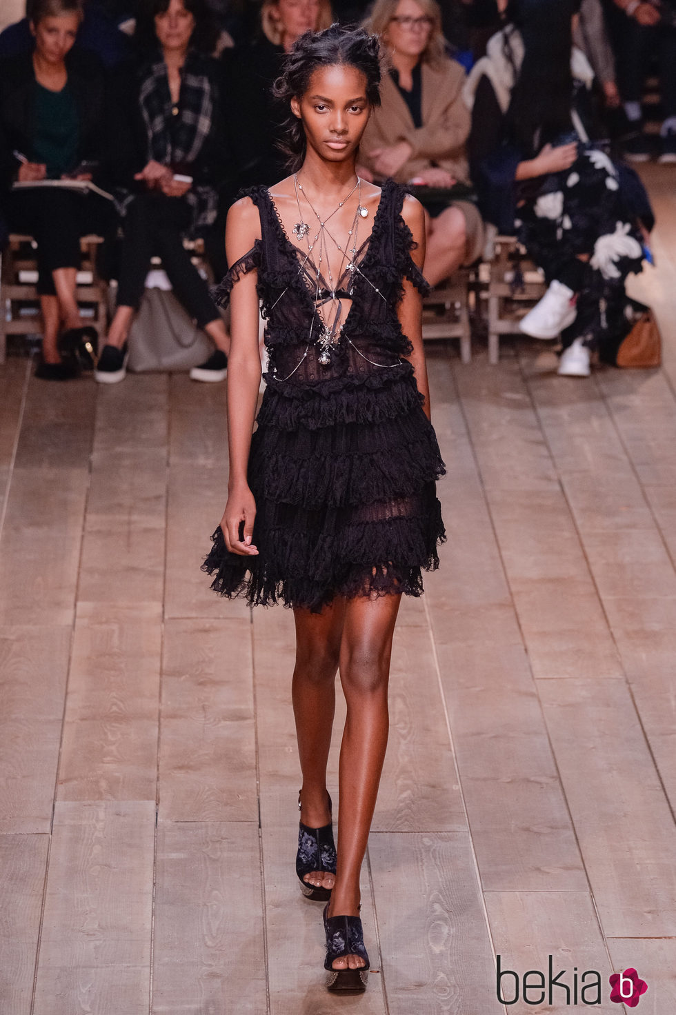 Vestido negro escotado de la nueva colección primavera/verano 2016 de Alexander McQueen en Paris Fashion Week