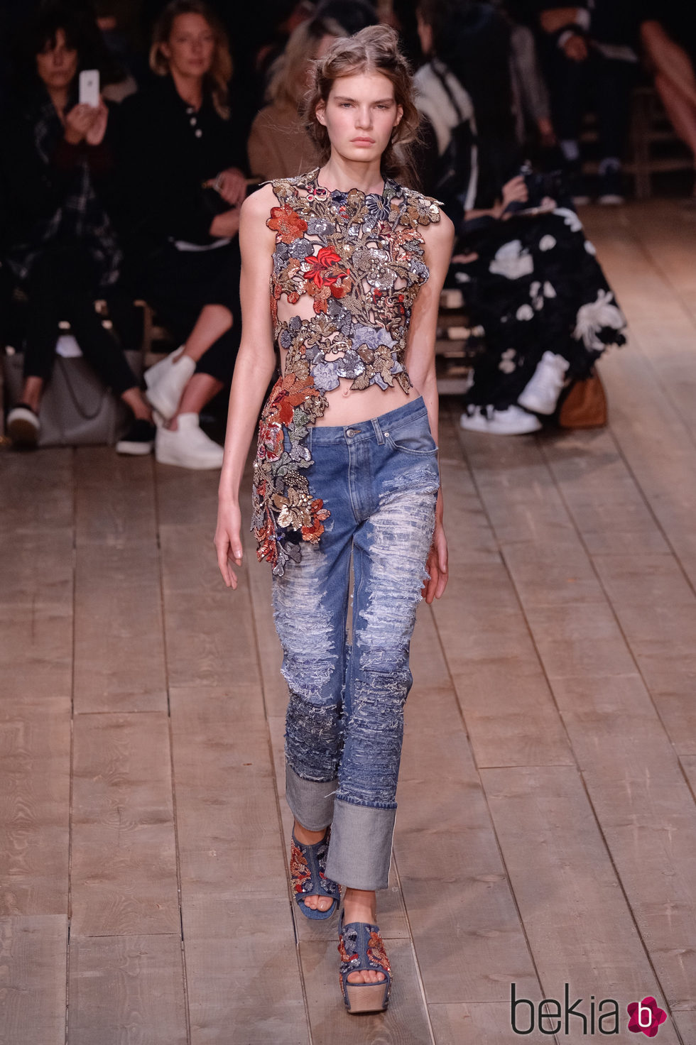Camiseta de flores y pantalón vaquero con volantes de la nueva colección primavera/verano 2016 de Alexander McQueen en Paris Fashion Week