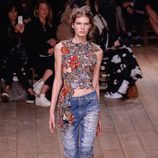 Camiseta de flores y pantalón vaquero con volantes de la nueva colección primavera/verano 2016 de Alexander McQueen en Paris Fashion Week