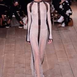 Vestido blanco de rejilla de la nueva colección primavera/verano 2016 de Alexander McQueen en Paris Fashion Week