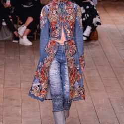 Chaqueta de flores y vaquero largo de la nueva colección primavera/verano 2016 de Alexander McQueen en Paris Fashion Week