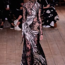 Vestido negro y blanco con transparencias de la nueva colección primavera/verano 2016 de Alexander McQueen en Paris Fashion Week