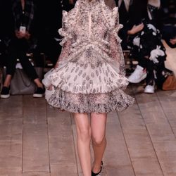 Vestido gris y blanco con volantes la nueva colección primavera/verano 2016 de Alexander McQueen en Paris Fashion Week