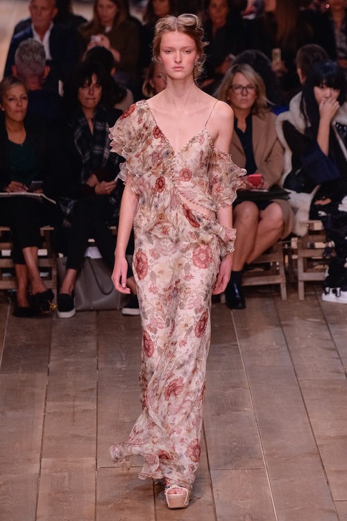 Vestido de flores asimétrico de la nueva colección primavera/verano 2016 de Alexander McQueen en Paris Fashion Week