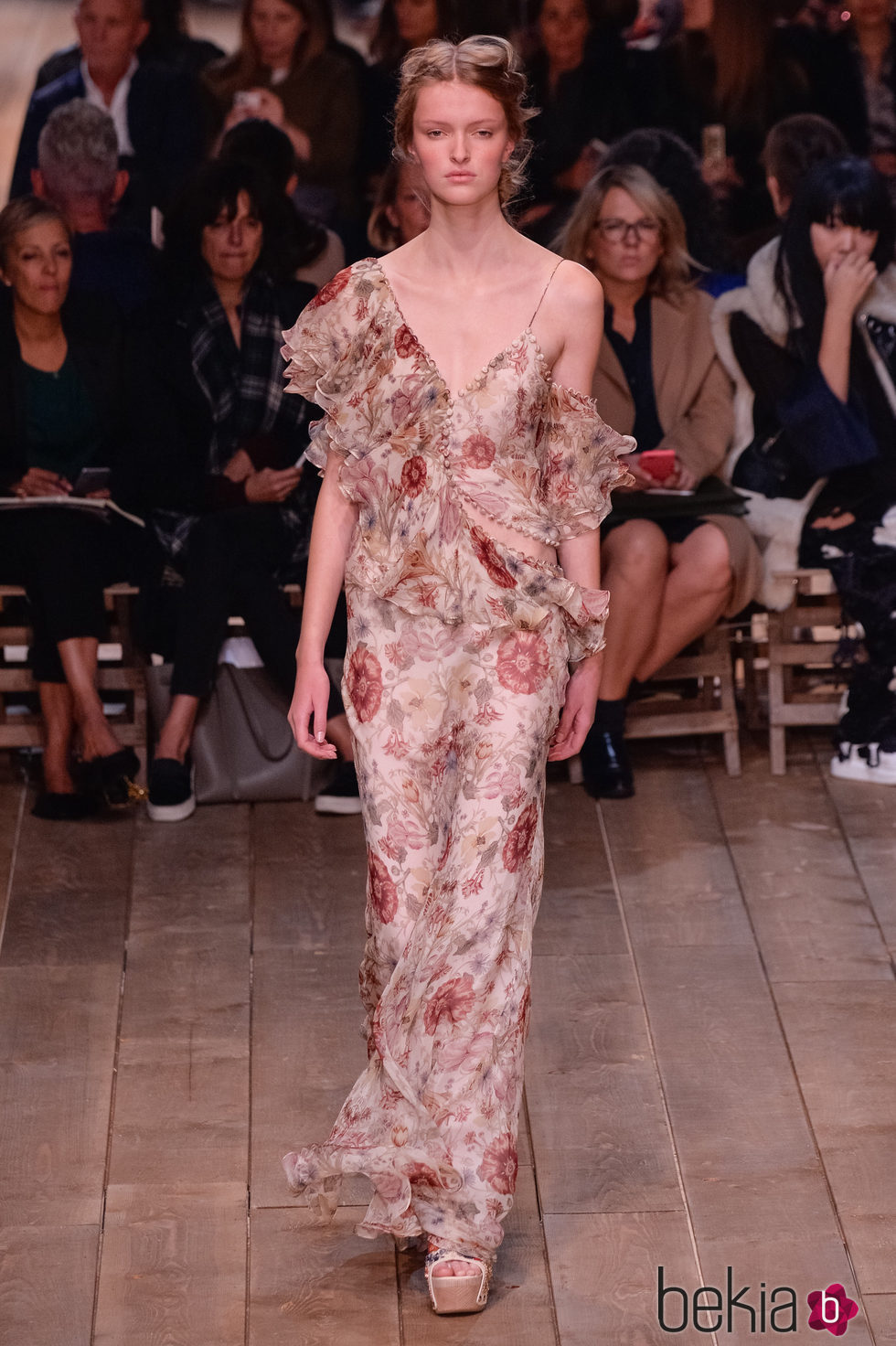 Vestido de flores asimétrico de la nueva colección primavera/verano 2016 de Alexander McQueen en Paris Fashion Week