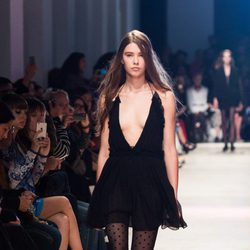 Vestido negro escotado de la nueva colección primavera/verano 2016 de John Galliano en Paris Fashion Week