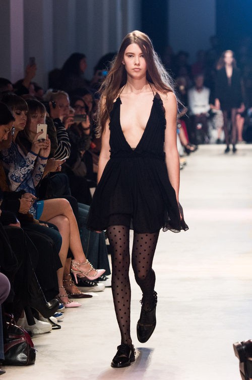Vestido negro escotado de la nueva colección primavera/verano 2016 de John Galliano en Paris Fashion Week